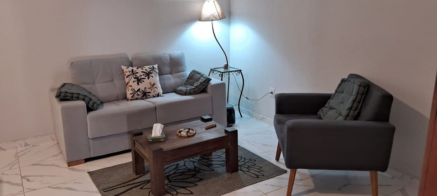 Sala de espera com sofá do Espaço Viver